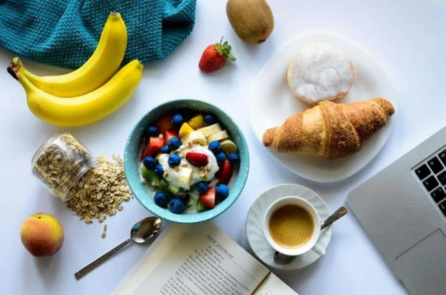 A healthy breakfast may contain different types of fruits, oats, banana and can be complemented with a cup of coffee