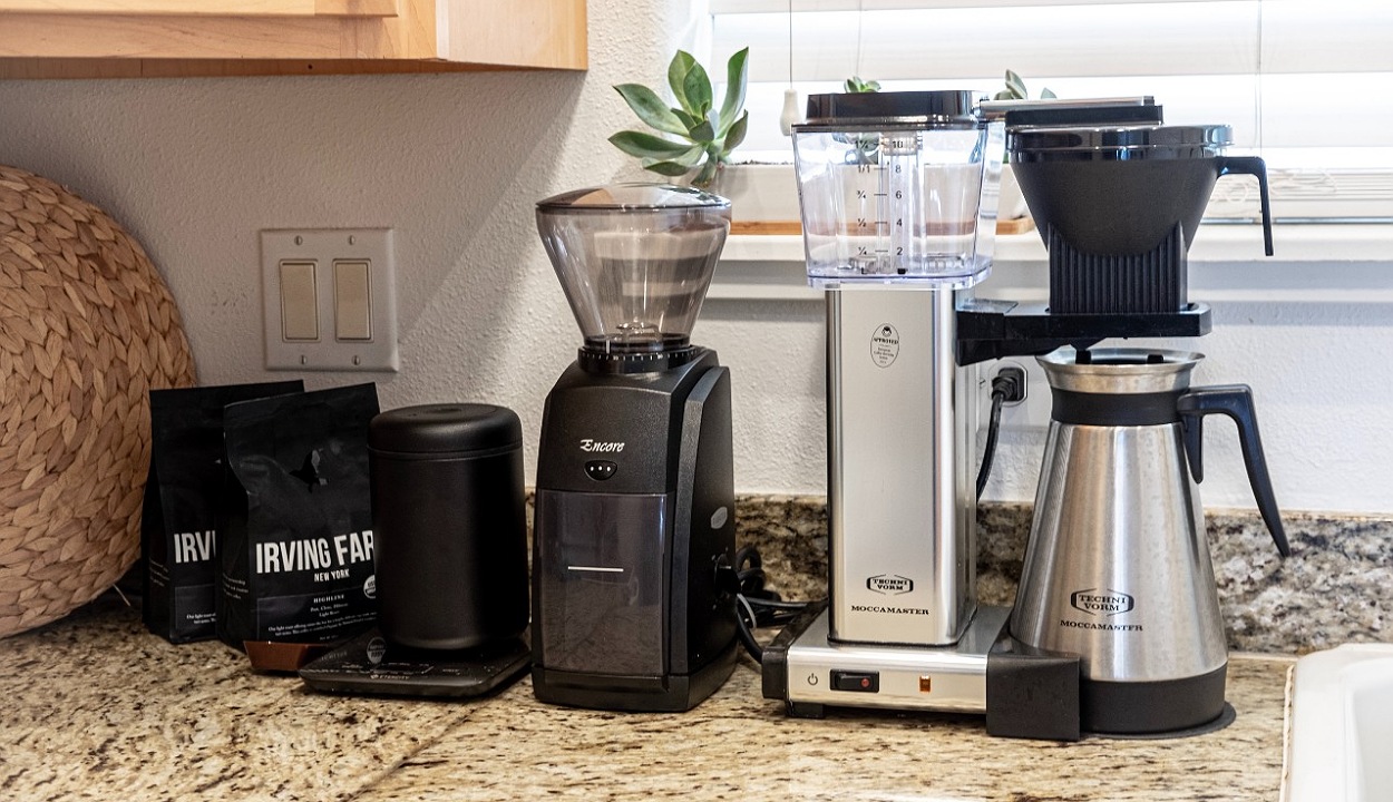 An image of Coffee machines with built-in grinders.