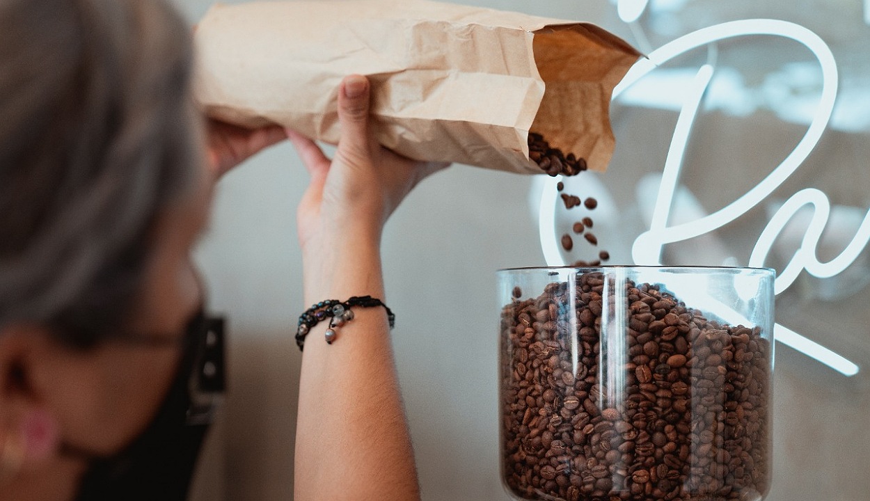 The term "bean to cup" describes the process of grinding, pressing, and freshening coffee in one machine and one operation.