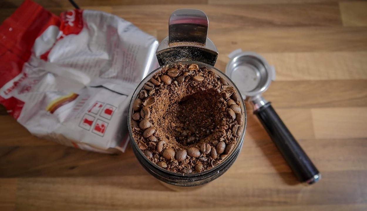 This Grinder combines precision, manual coffee grinding, and robust construction in a functional package at a competitive price.